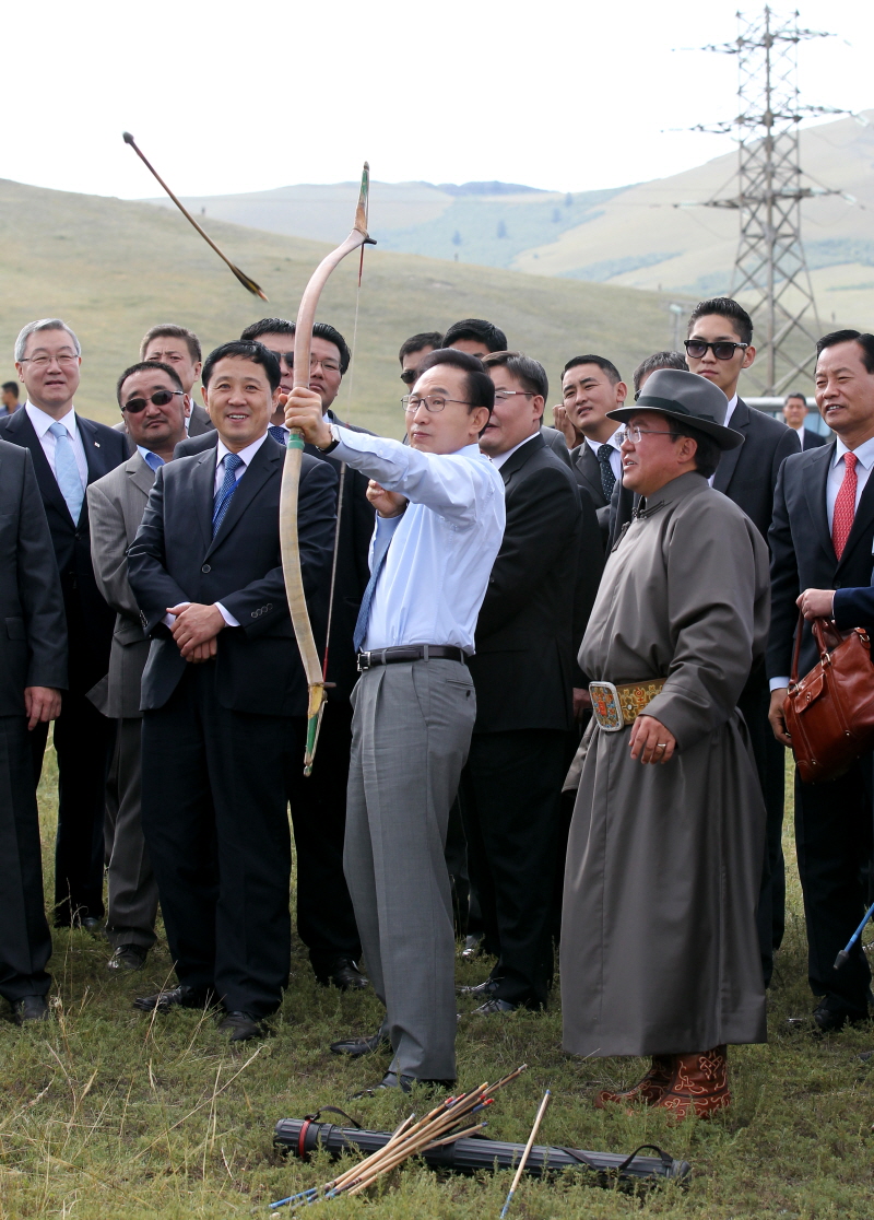 몽골 국빈방문 중 활쏘기