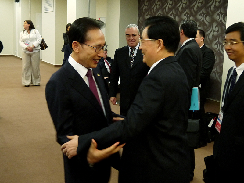 APEC 정상회의 정상대기실에서 후진타오 주석과 인사